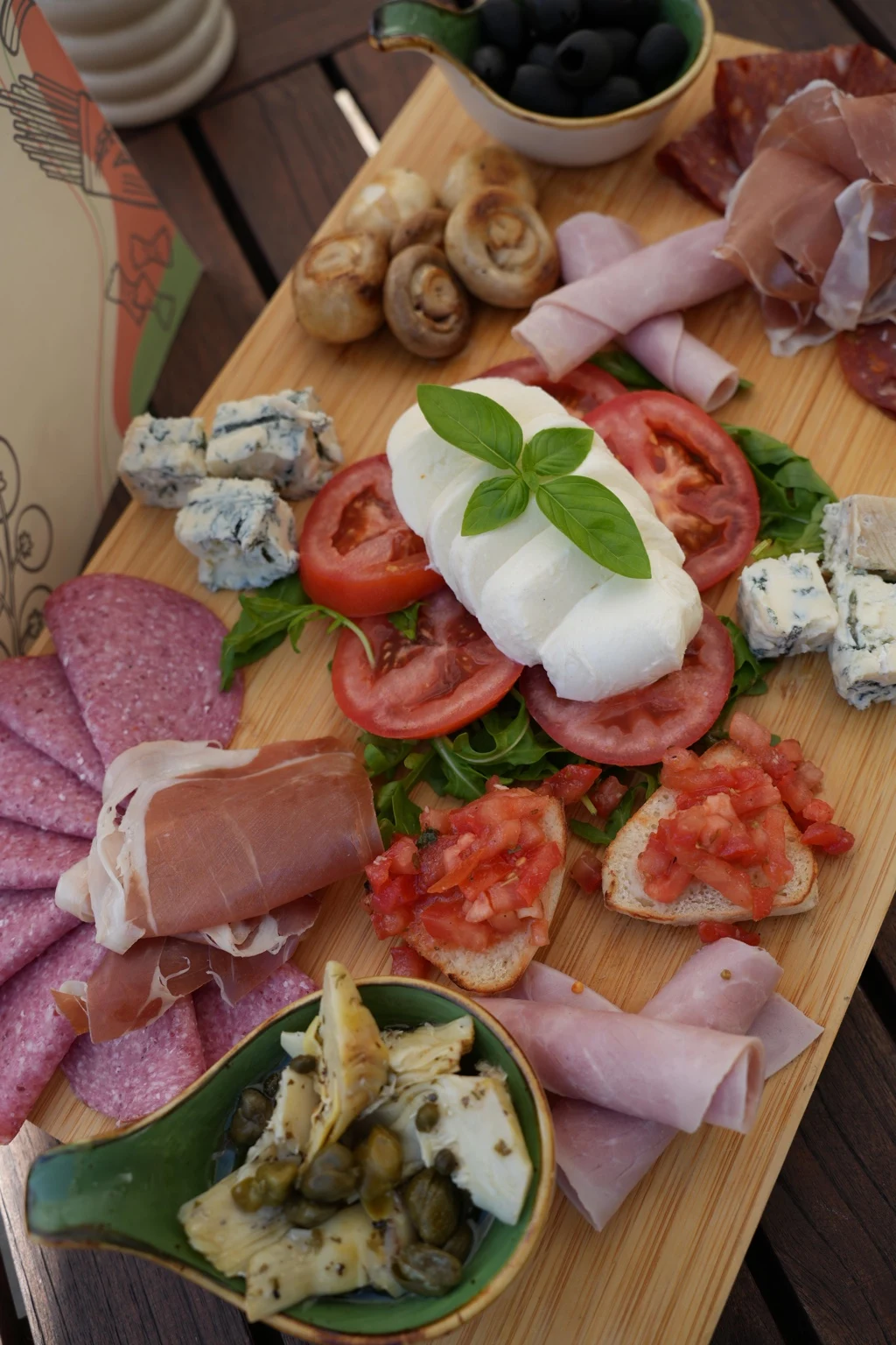 Italienische Vorspeisen mit Käse und Aufschnitt