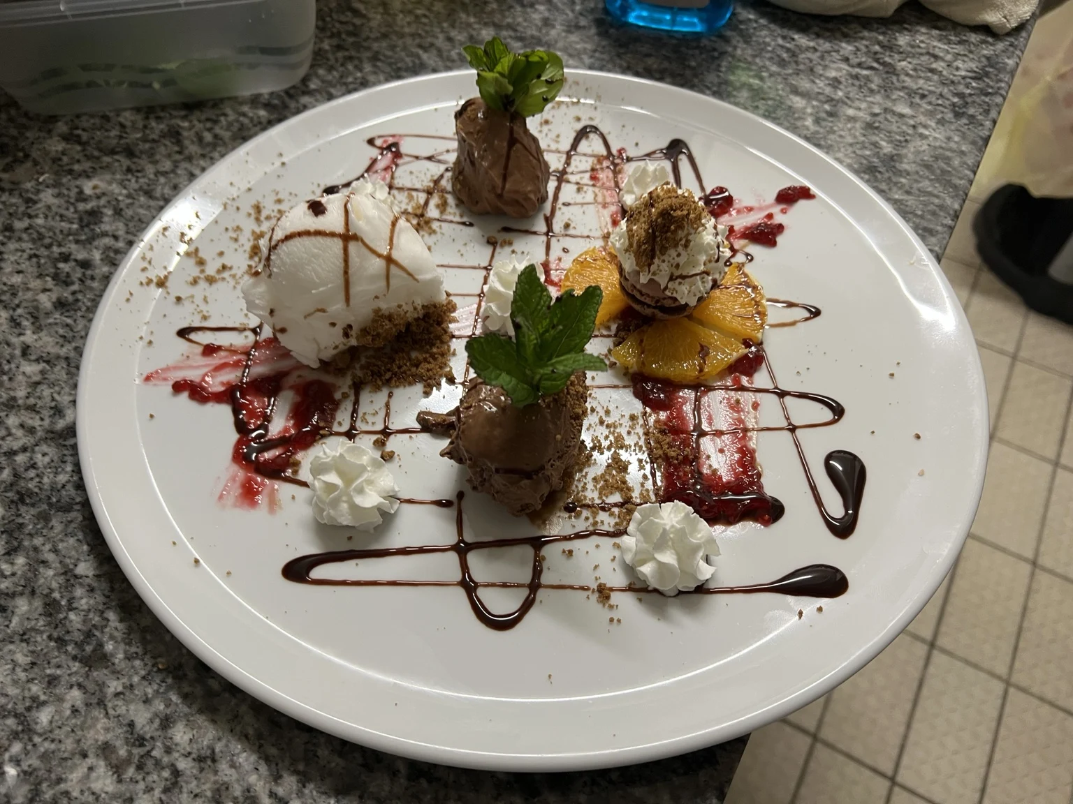 Auf einem Teller angerichtete Desserts