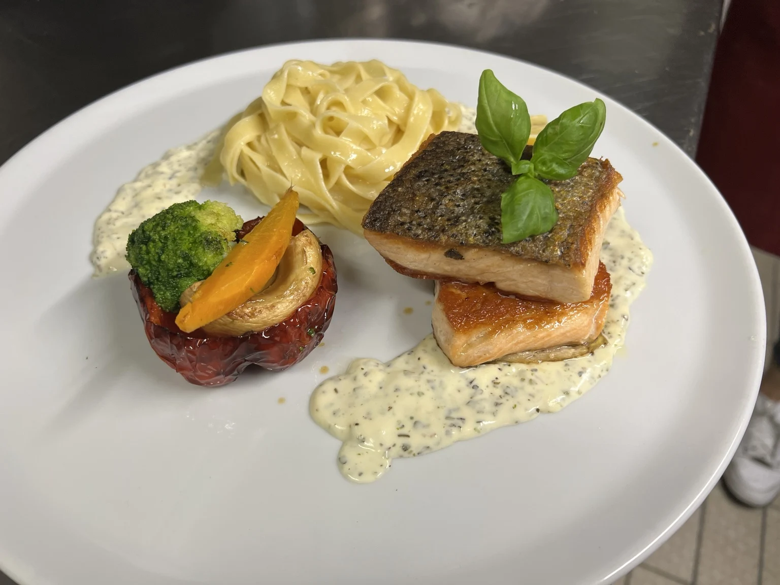 Fischfilets mit Pasta und Gemüse