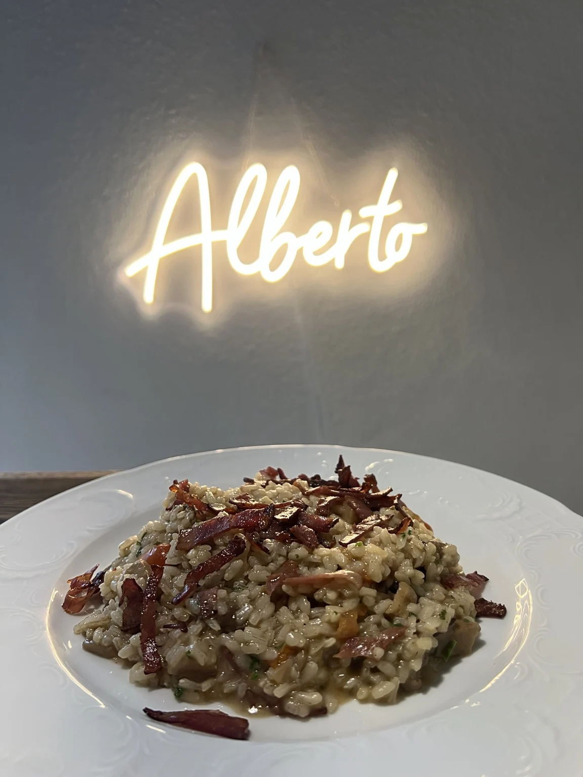 Risotto vor dem Alberto-Schriftzug